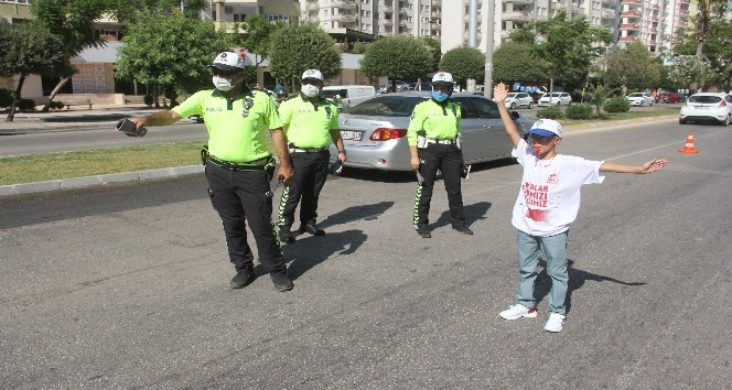 Kadın sürücünün kızdığı çocuk trafik polisiyle uygulama yaptı